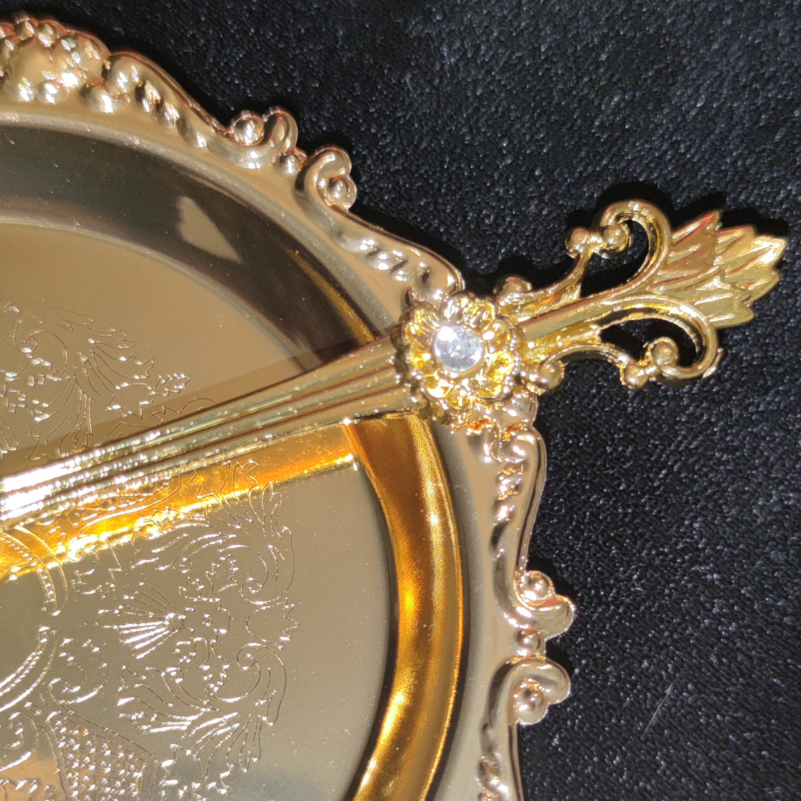 2 kpl Lumottu kultainen lautanen/kynttilänjalka, jossa on 3 toimintoa: puhdistava, 3x tehostava kynttilä, 3x tehostava tarjonta - kirjoittanut Angelika Magick